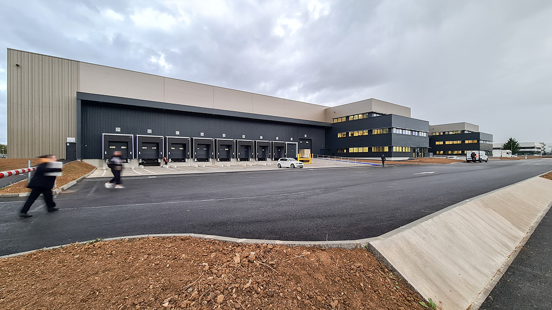 Photo du bâtiment de bureaux et logistique ADP MIDI pour Kuehne + Nagel à Tremblay-en-France