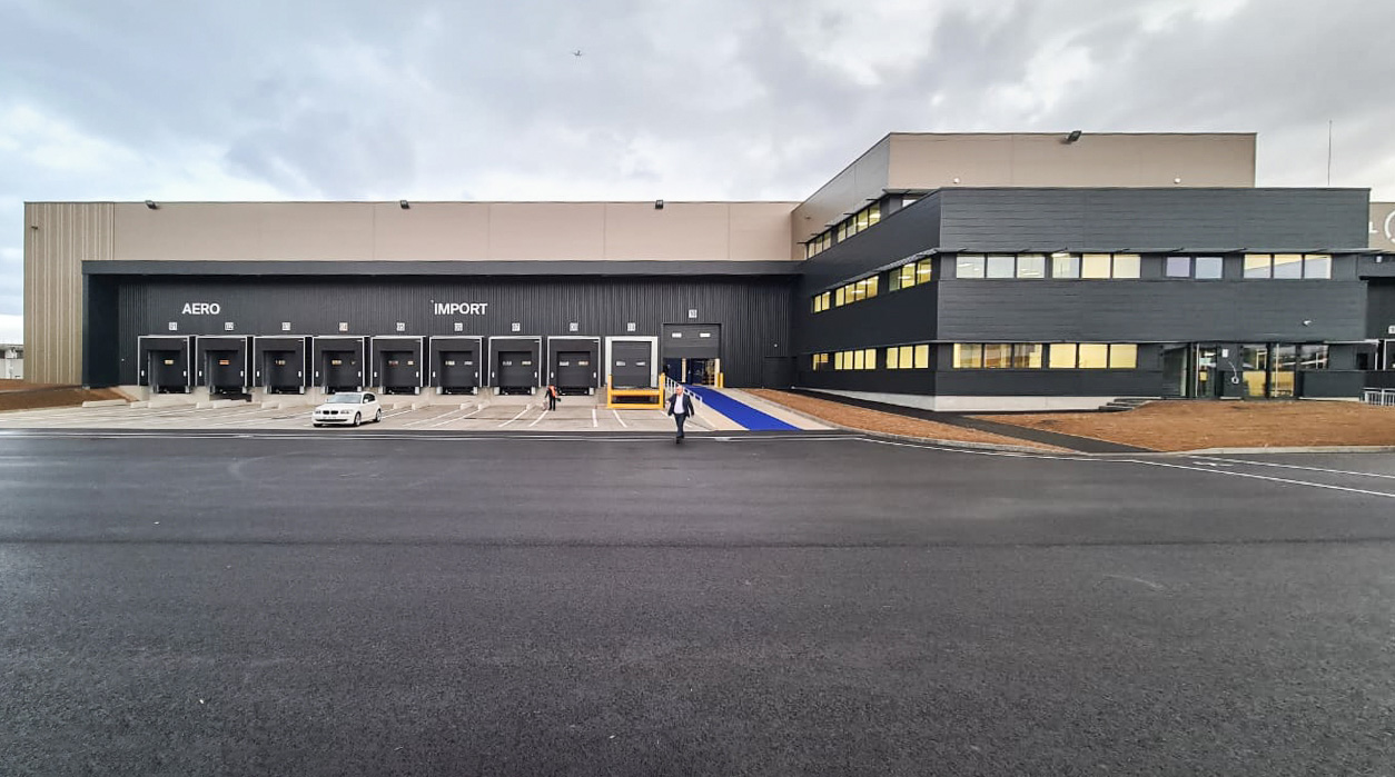 Photo du bâtiment de bureaux et logistique ADP MIDI pour Kuehne + Nagel à Tremblay-en-France