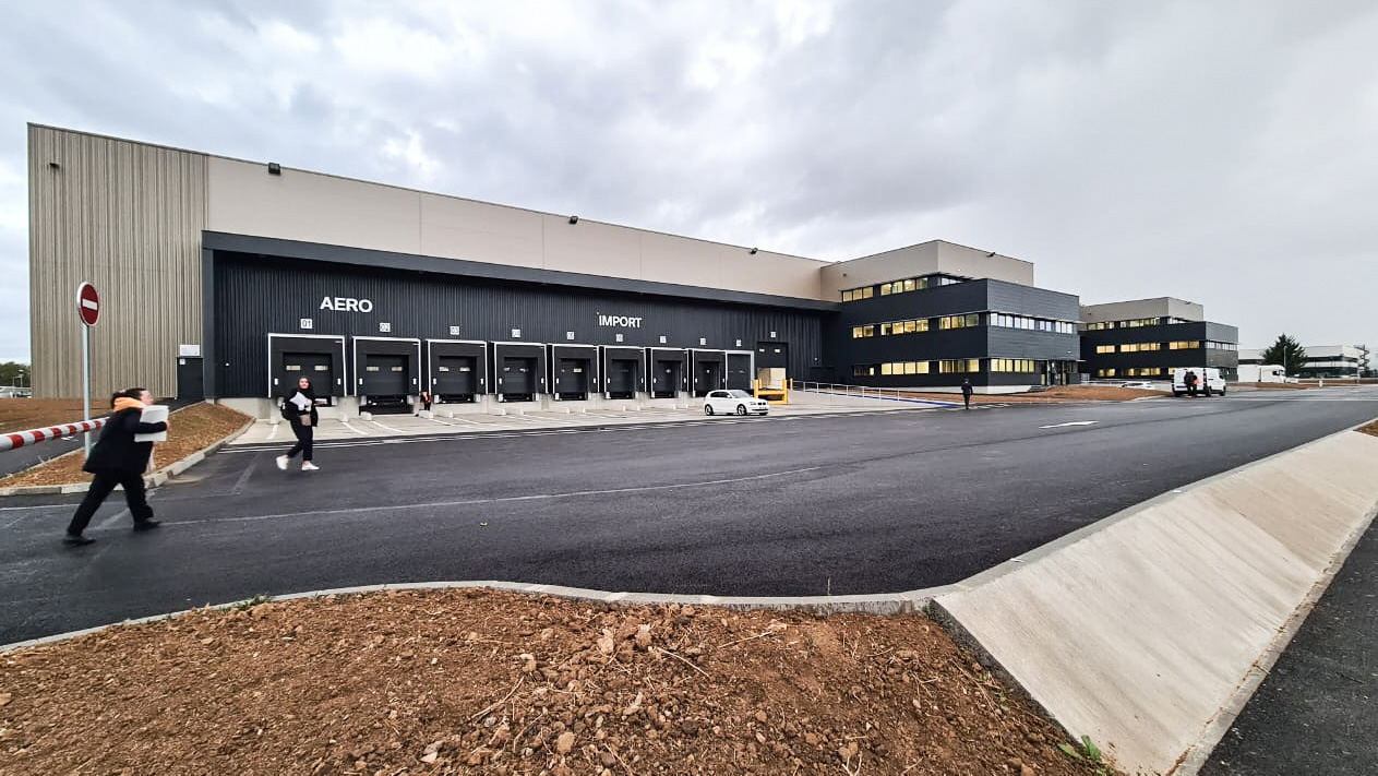 Photo du bâtiment de bureaux et logistique ADP MIDI pour Kuehne + Nagel à Tremblay-en-France