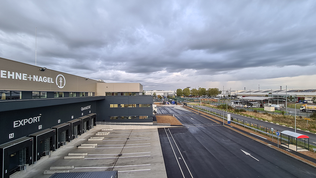 Construction du bâtiment ADP MIDI pour Kuehne + Nagel à Tremblay-en-France (93) – Bâtiment de bureaux et logistique - aotu architecte - agence architecture a Lyon